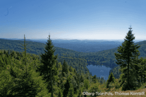 Berglandschaft im Nationalpark mit Wäldern und See, ideal für Wandertouren und Naturerkundungen.