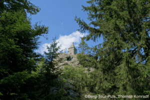 Bergtour auf den Gipfel mit Aussicht auf die Natur.