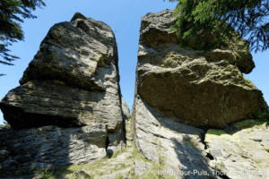 Felsen im Wald bei einer Bergtour, Naturerlebnis in den Bergen.