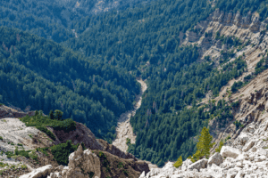 Alpenwanderung mit Blick auf das Tal und die umliegenden Berge.