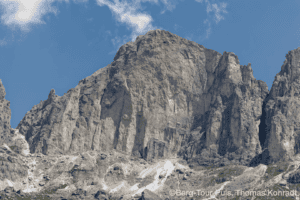 Bergtour in den Dolomiten mit beeindruckender Felsformation und atemberaubender Aussicht.
