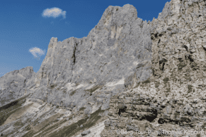Bergsteiger erklimmen steile Felswand in den Bergen.