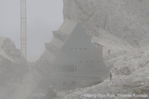 Felsformation im Gebirge, ideal für Wander- und Klettertouren. Atemberaubende Natur und spannende Be.
