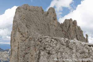 Felsformation in den Bergen, ideal für Bergtouren und Kletterabenteuer.