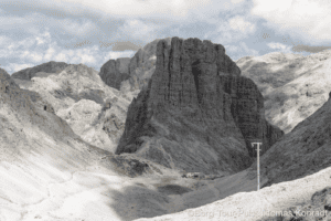Eindrucksvoller Blick auf eine markante Felsformation in den Dolomiten.
