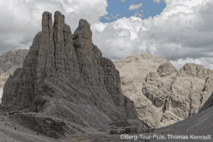 Bergtour in den Dolomiten mit beeindruckenden Felsformationen und atemberaubender Natur.