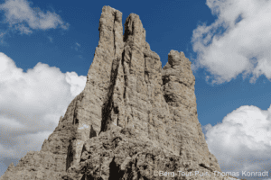 Felsen im Gebirge bei schönem Himmel, ideal für Bergtouren und Kletterabenteuer.