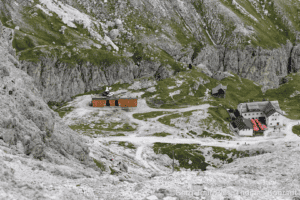 Gipfelhütten in den Alpen mit Blick auf die umliegenden Berge und Wanderwege. Perfekt für Bergtouren.