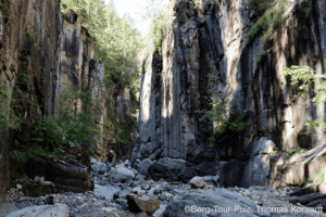 Bergschlucht mit steilen Felswänden und Fluss im Nationalpark.