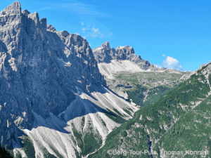 Bergtour in den Dolomiten mit beeindruckenden Felsformationen und atemberaubender Aussicht.