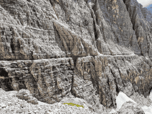 Alpenfelsen in den Dolomiten, beeindruckende Felsformationen für Bergtouren.