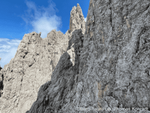 Bergsteiger erklimmen steile Felswand in den Bergen.