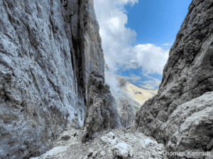 Gipfelkletterung in den Alpen, beeindruckende Felsformationen und atemberaubende Aussicht. Perfekt f.
