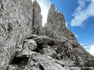 Bergtour in den Bergen mit steilem Felsen und Kletterpassagen.