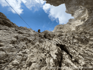 Klettersteig in den Bergen mit Seil und Felsformationen, abenteuerliche Bergtour für Kletterer und N.