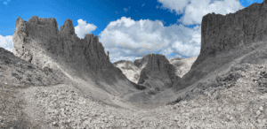 Bergtour in den Dolomiten, beeindruckende Felsformationen und alpine Landschaften.