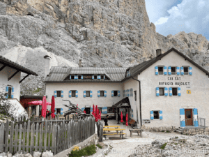 Berghütte in den Dolomiten mit Terrasse und Bergblick.