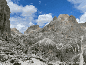 Alpenlandschaft mit Felsen und Himmel.