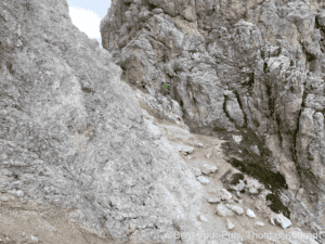 Bergtour in Felswand mit Klettersteig und Aussicht.