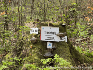 Trekking-Schild im Wald mit Wegweisern nach Treseburg und Altenbrak.