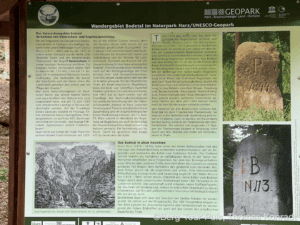 Wanderweg im Naturpark Harz mit historischen Steinen und Felsen.