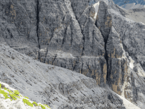 Bergtour in den Dolomiten mit beeindruckenden Felsformationen und atemberaubender Aussicht.