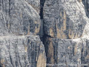Felsformation in den Bergen, ideal für Bergtouren und Kletterabenteuer.